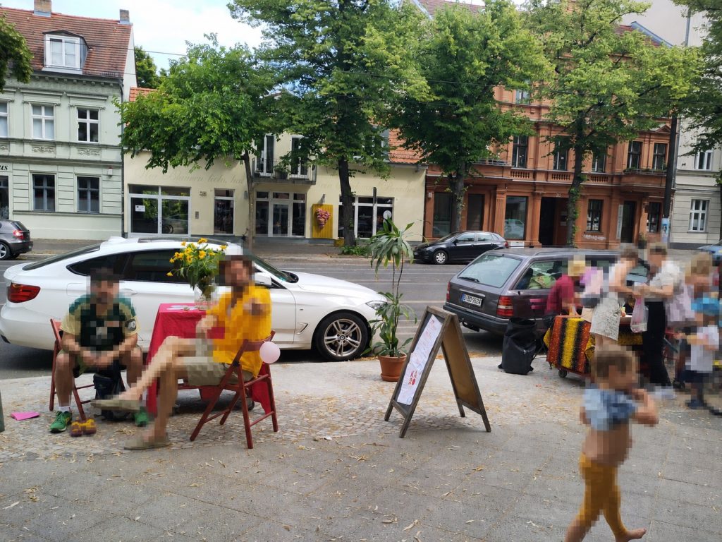 Das KARO von der Bölschestraße aus, mit Gästen davor
